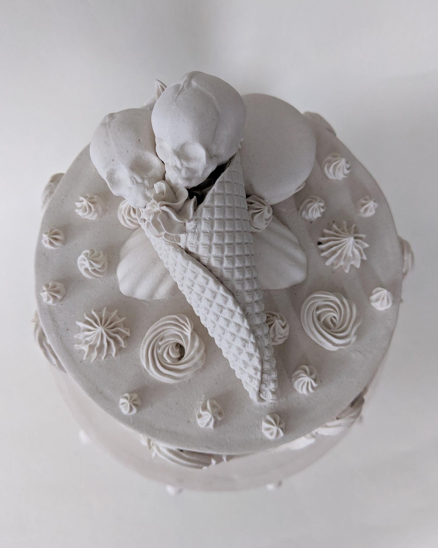 Small Cake w/ Stand - Original Porcelain Sculpture by Jacqueline Tse - Skull im Angebot 3