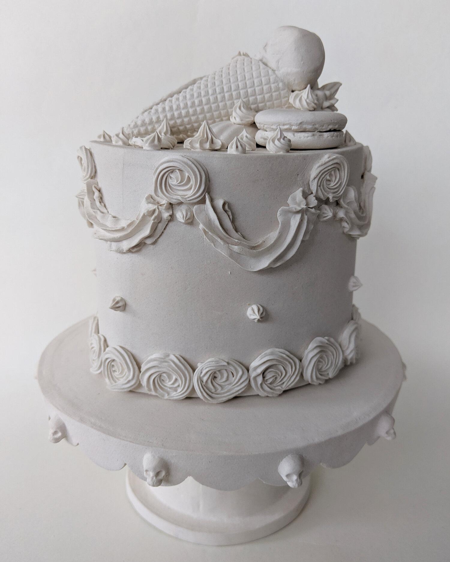 Small Cake w/ Stand - Original Porcelain Sculpture by Jacqueline Tse - Skull im Angebot 4