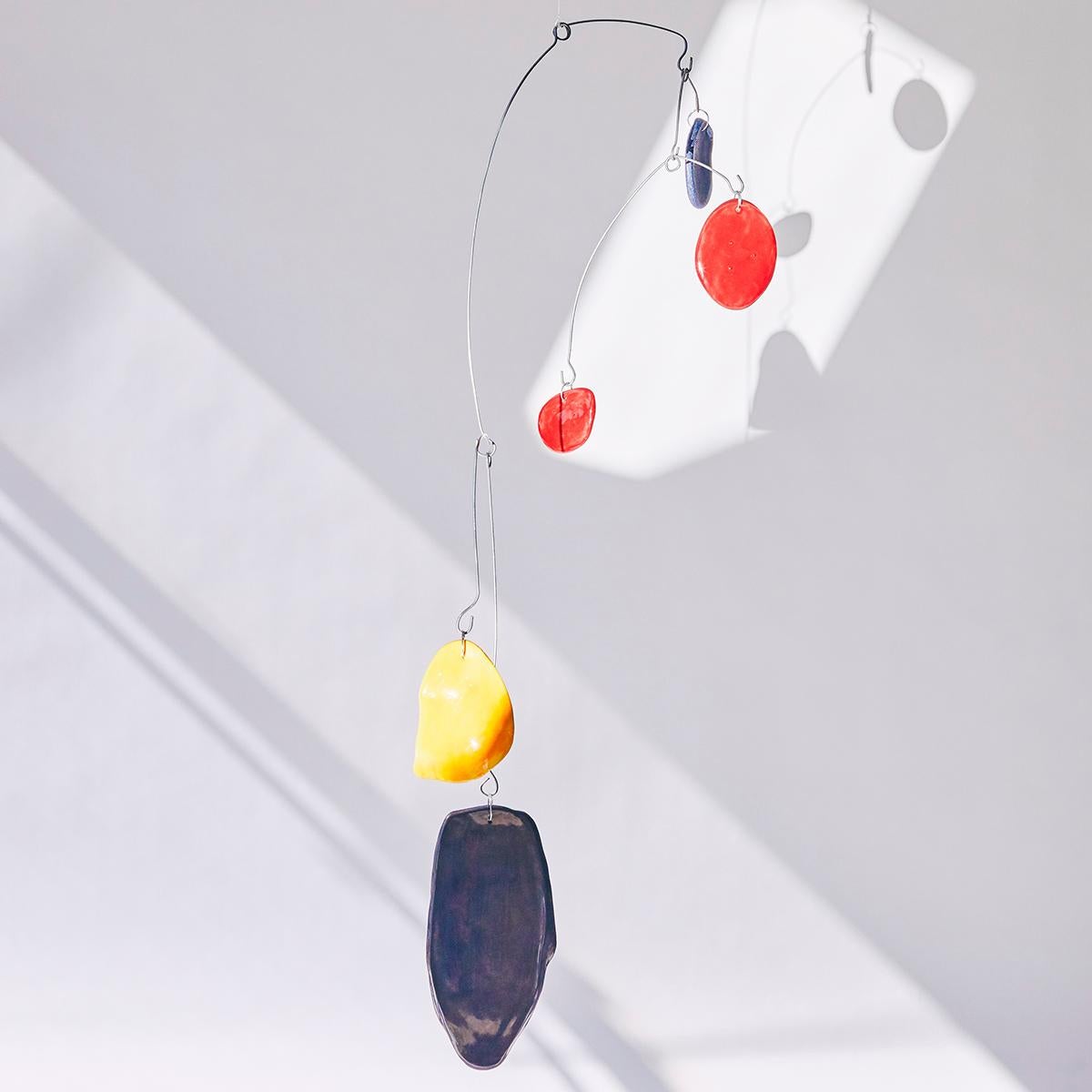 Alejandra Jaimes is a young Colombian artist based in Barcelona, focused on installation and experimentation with new materials. Inspired by great artists such as Alexander Calder, Alejandra explores her surrounding reality, through form and pure