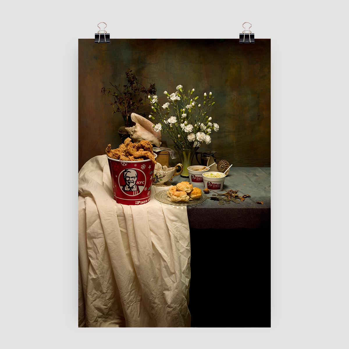 Aaron Alamo utilise les éléments visuels typiques de la Vanitas baroque, en ajoutant quelques objets contemporains, mais son message transcende la simple esthétique, car il joue avec notre idée de la photographie et de l'art comme éléments éternels.