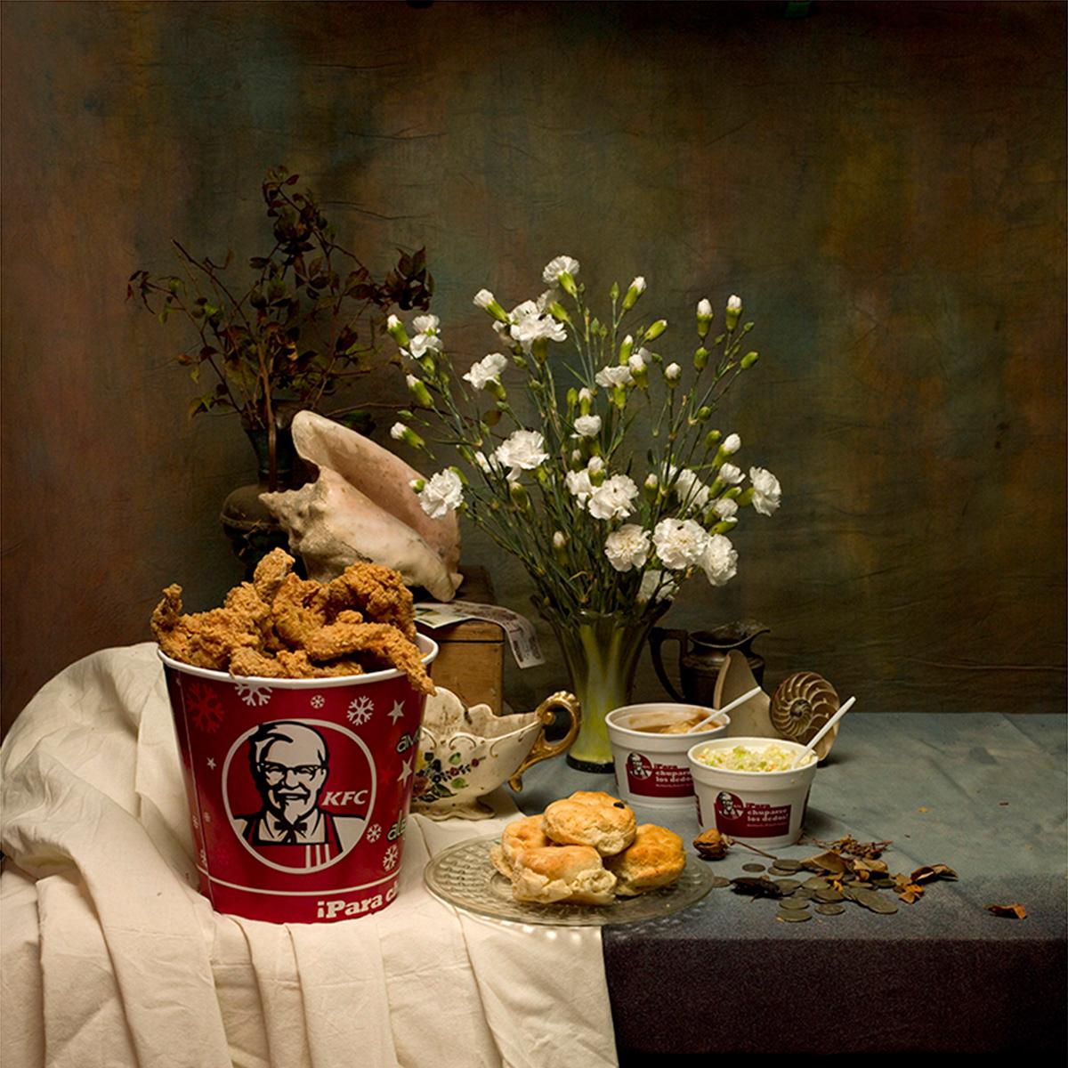 KFC I - Photographie, nature morte, baroque, contemporain, art, alimentation, Aaron Alamo - Noir Color Photograph par Aaron Álamo