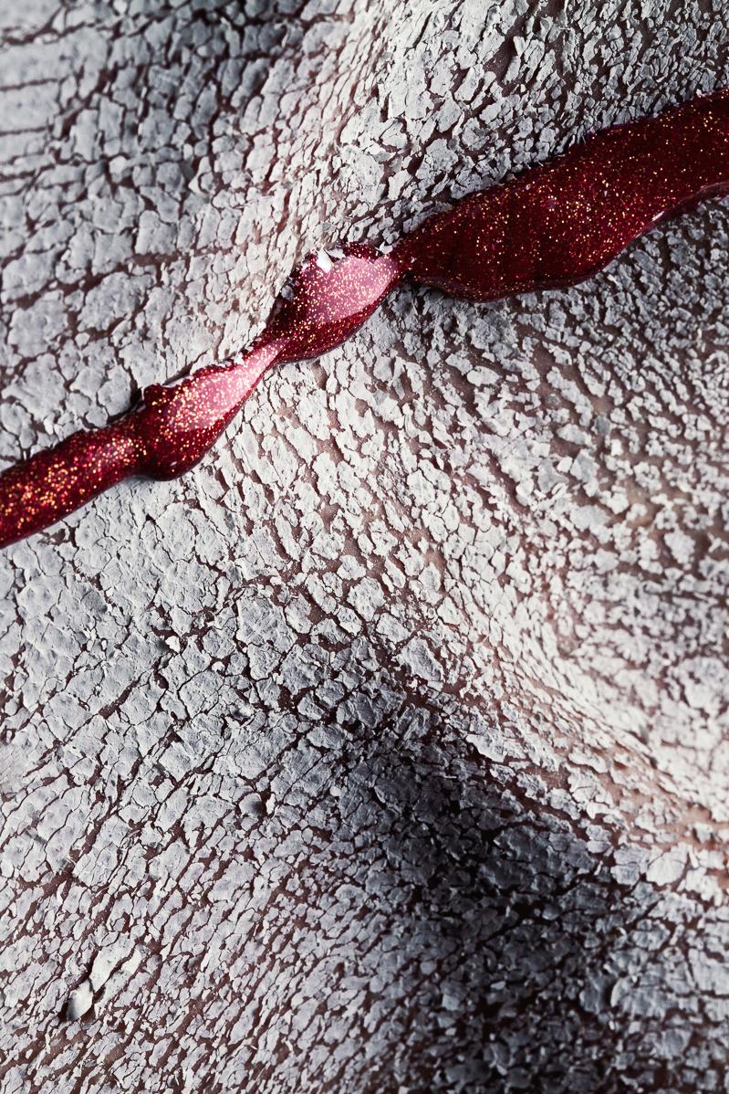 Marius Budu’s photographs explore the duality of strength and fragility in the human condition, creating almost abstract images that invite us to contemplate the beauty in the common elements of the body. His oeuvre is easily recognizable for the