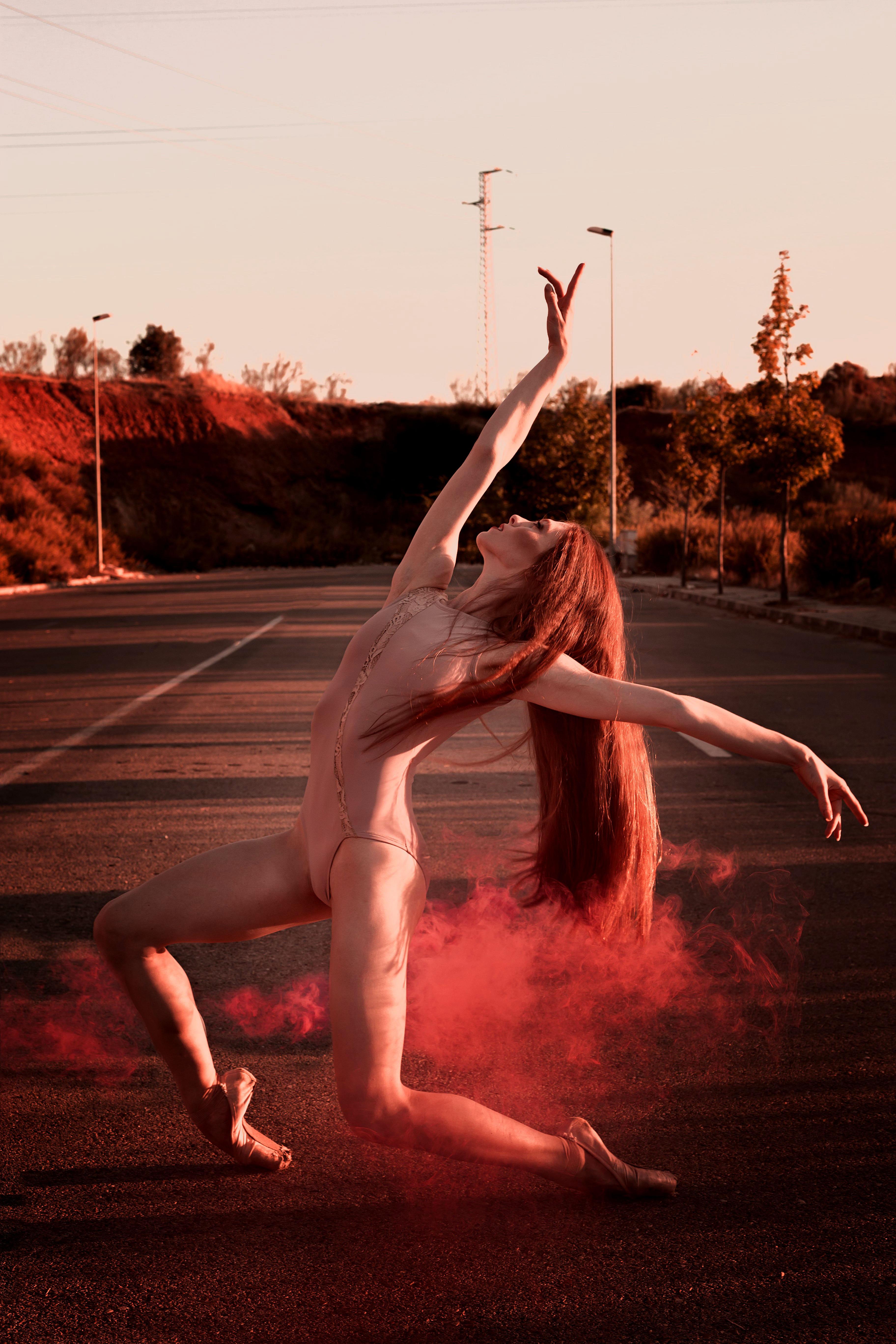 Pamela Pi is a young Spanish artists that seeks to materialize feelings through the images she creates. Due to her previous career as a ballet dancer, Pamela has a strong connection with her muses and models. The artists sees in the art of movement