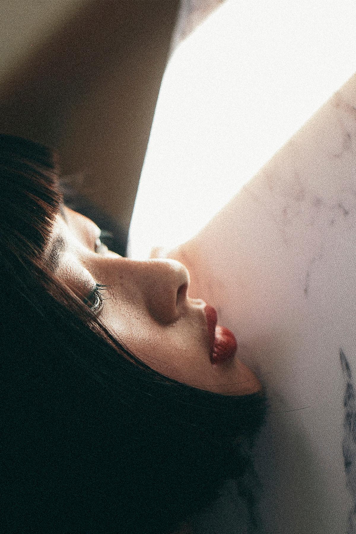 The images portrayed by Martina create a sensual and nostalgic atmosphere, in which the protagonists of the photographs, illuminated by natural light and desaturated colors, reflect the fragility and beauty of the ethereal moments captured and