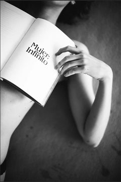 Mujer Infinito - Framed Fine Art Photography, Black & White, Martina Matencio