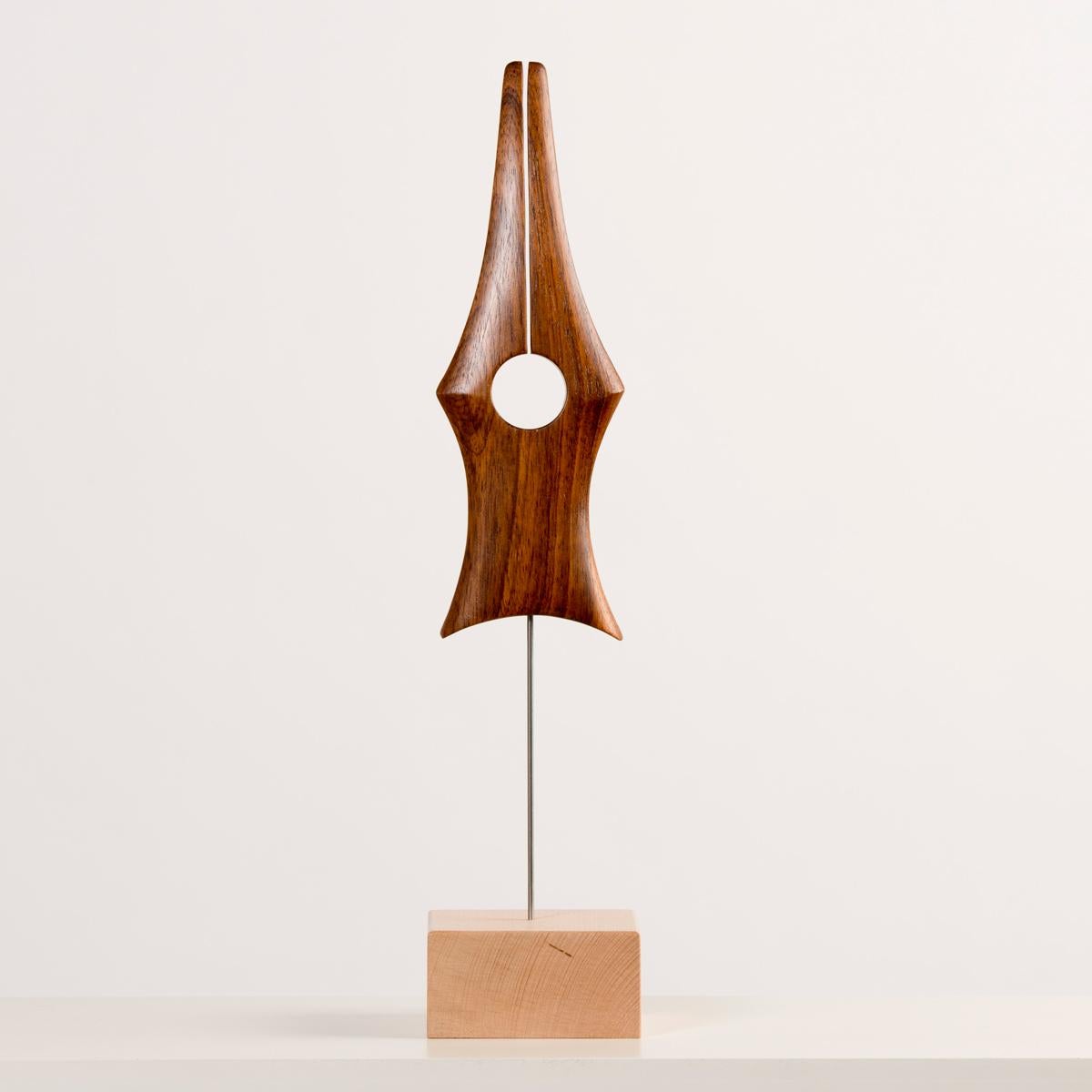 Antonis handwerklicher Hintergrund verleiht ihm die technische Qualität und Fähigkeit, die seine Arbeit von anderen abhebt, und sein künstlerischer Ansatz erforscht die ausdrucksstarken und ästhetischen Möglichkeiten von Holz. Antoni schafft seine