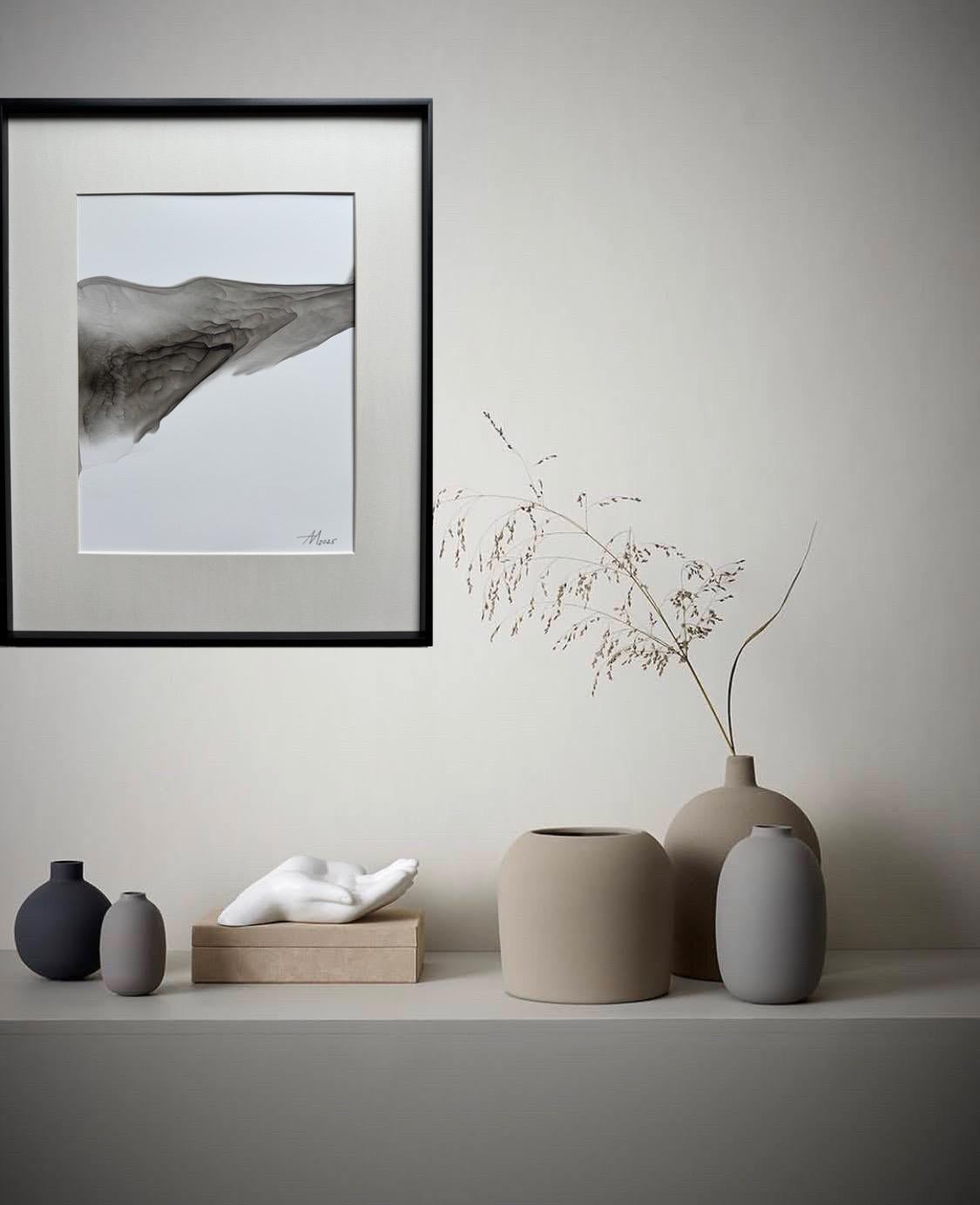 Horizonte - pintura abstracta, realizada en color negro, gris, beige, 2025 - Art de Mila Akopova