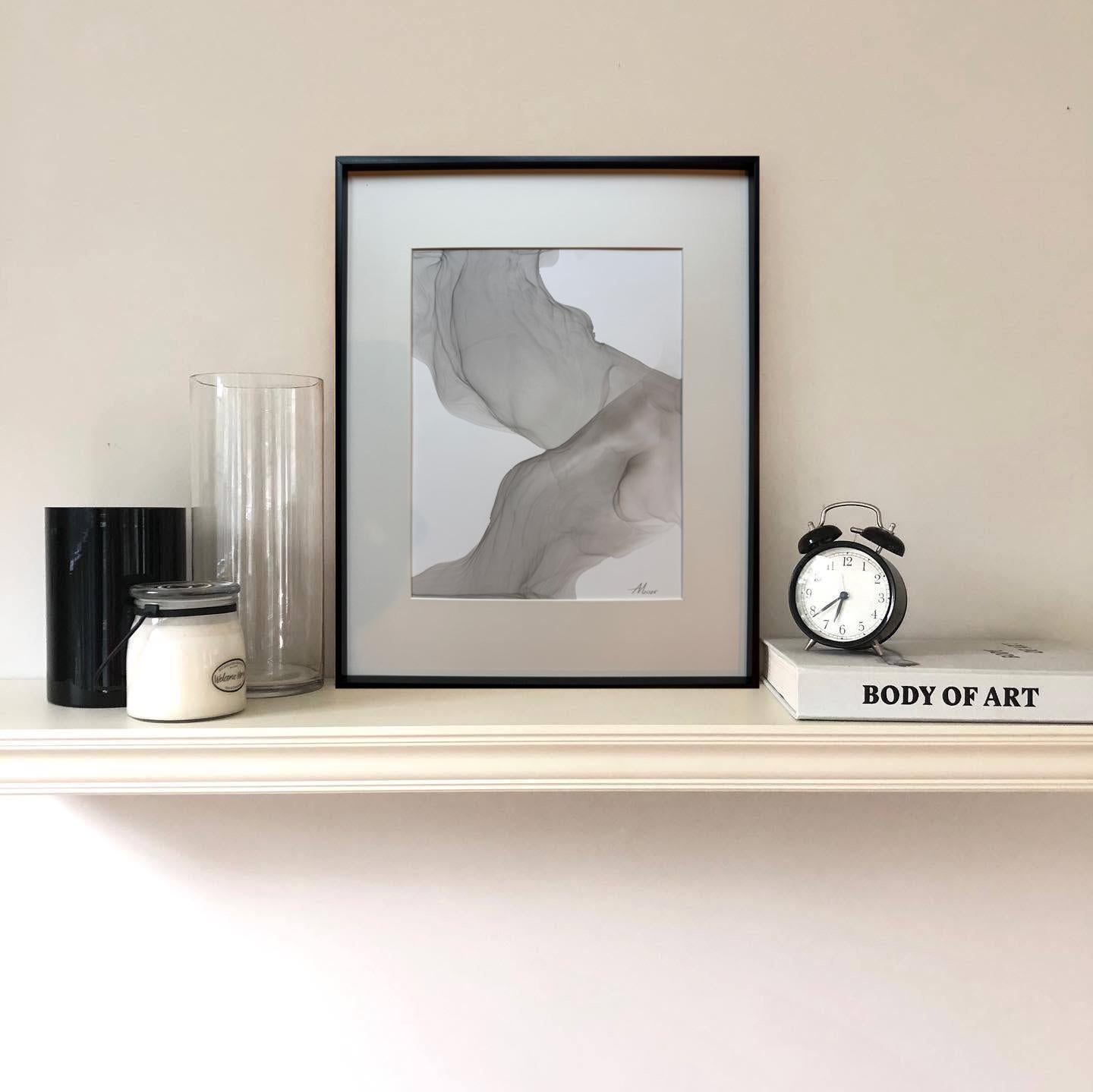 Flussi - astratto  dipinto, realizzato in nero, grigio - Abstract Drawing Grigio di Mila Akopova