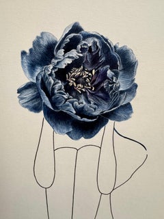 Midnight Peony- disegno al tratto di una figura di donna con un fiore blu navy