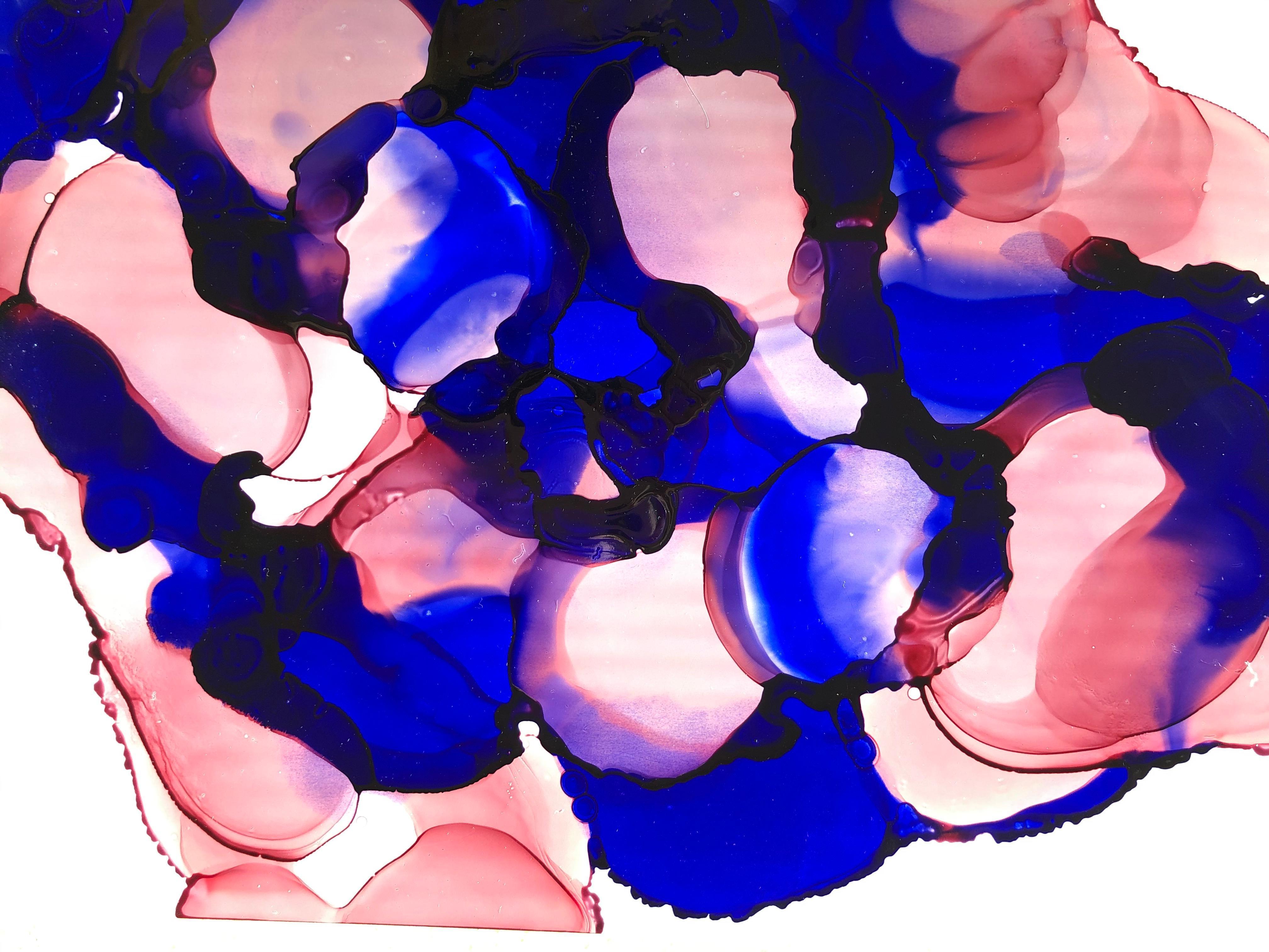 Innenarchitektur-Gemälde. Die Arbeit wurde mit Alkoholtinte in Ultramarinblau, Rosa und Pink auf Yupo-Papier ausgeführt. Das Werk ist 20 x 26 Zoll groß, gerahmt in hochwertigem Massivholz mit einer Styrolplatte auf einem doppelten Passepartoutkarton