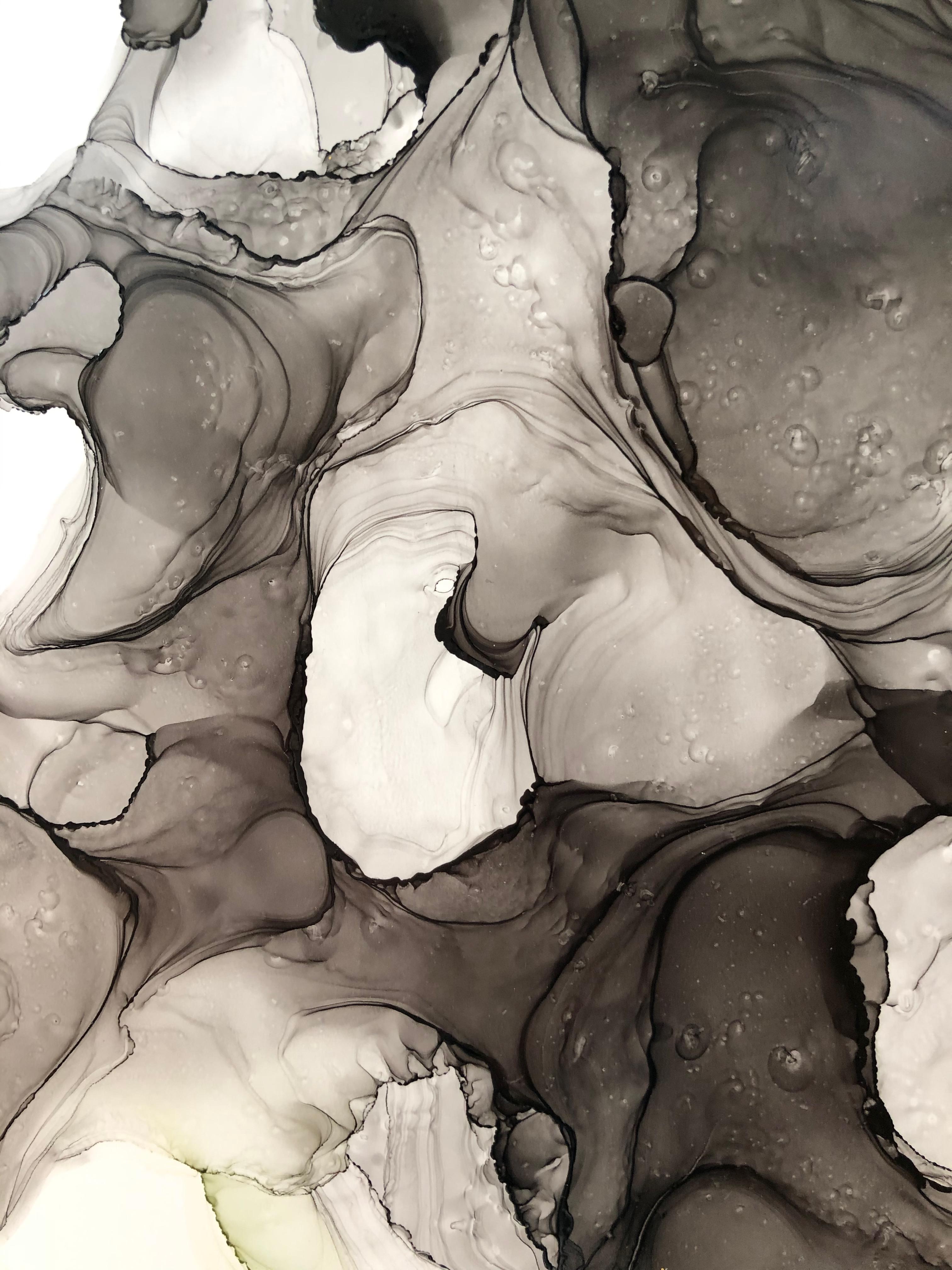 Art d'abstraction maritime en forme d'hippocampe, réalisé en gris, noir, vert et couleur olive - Gris Abstract Painting par Mila Akopova