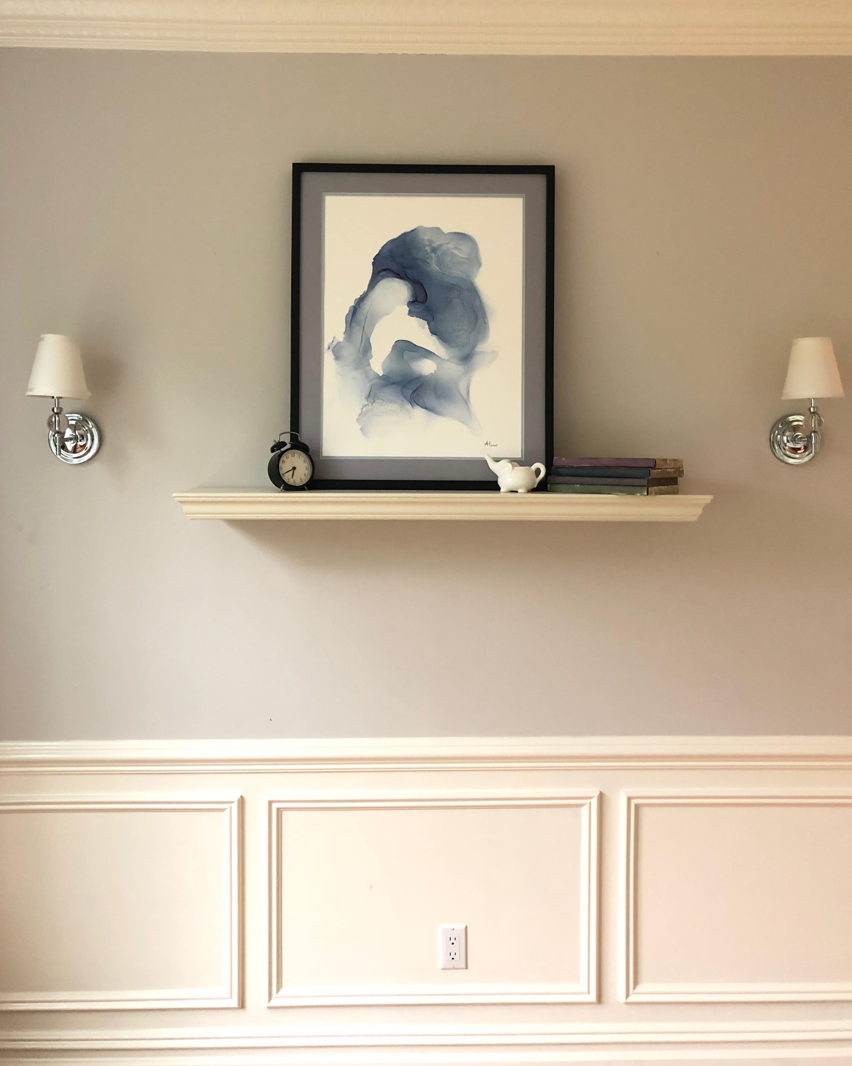 L'altro mondo - arte d'astrazione, realizzata in bianco, azzurro e blu navy - Art di Mila Akopova