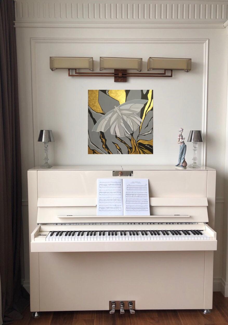 Arte dell'astrazione a falena, realizzata in nero, oro, grigio, bianco, beige - Painting Astratto di Galin R