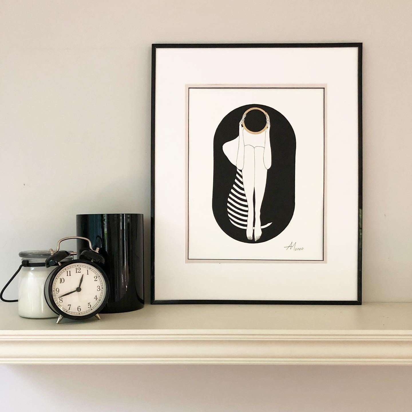 Cápsula negra - figura de dibujo lineal con disco y rayas doradas - Painting Minimalista de Mila Akopova