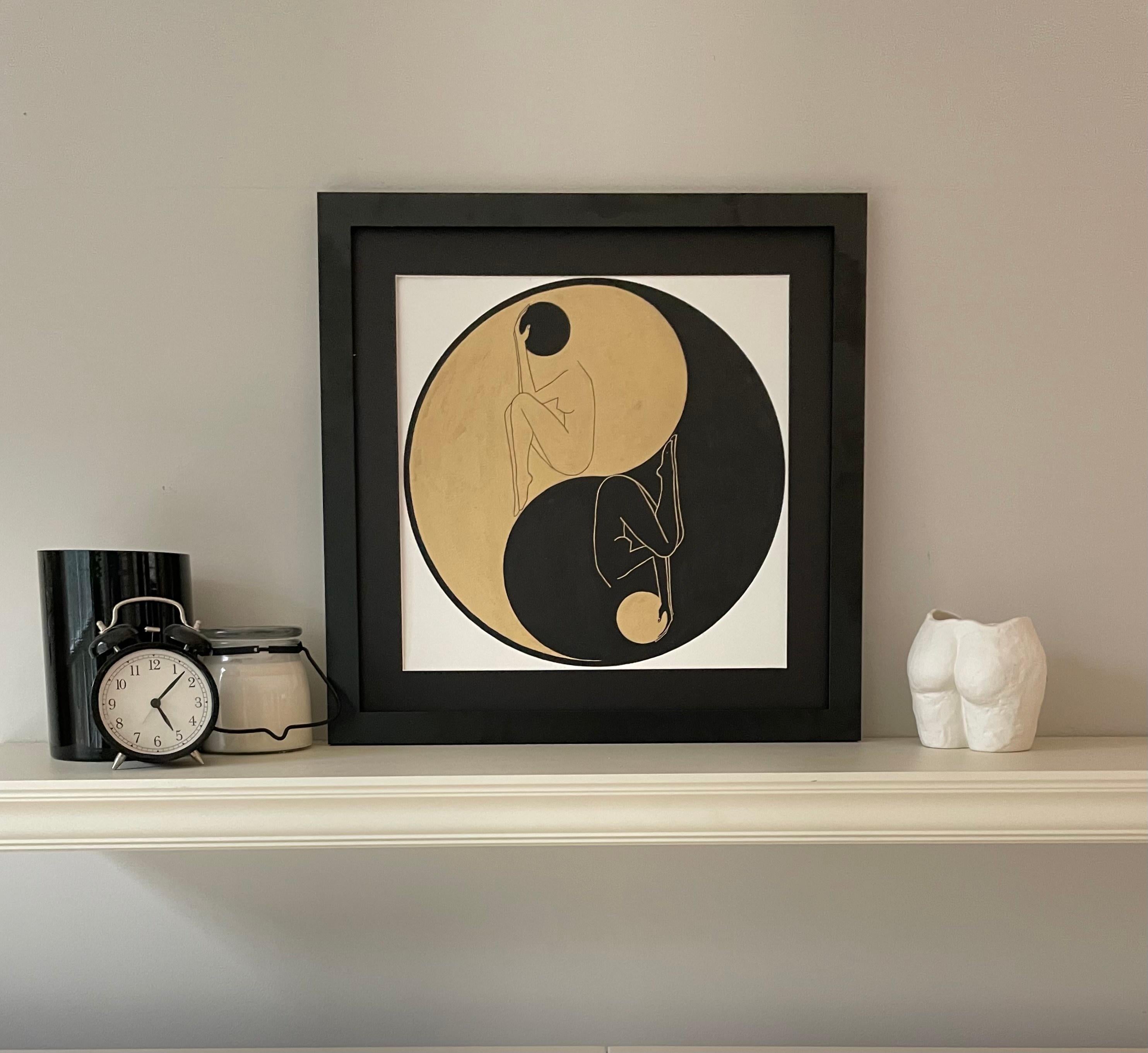 Yin und Yang - Linienzeichnungsfigur in einem Kreis mit goldener und schwarzer Scheibe (Minimalistisch), Art, von Mila Akopova