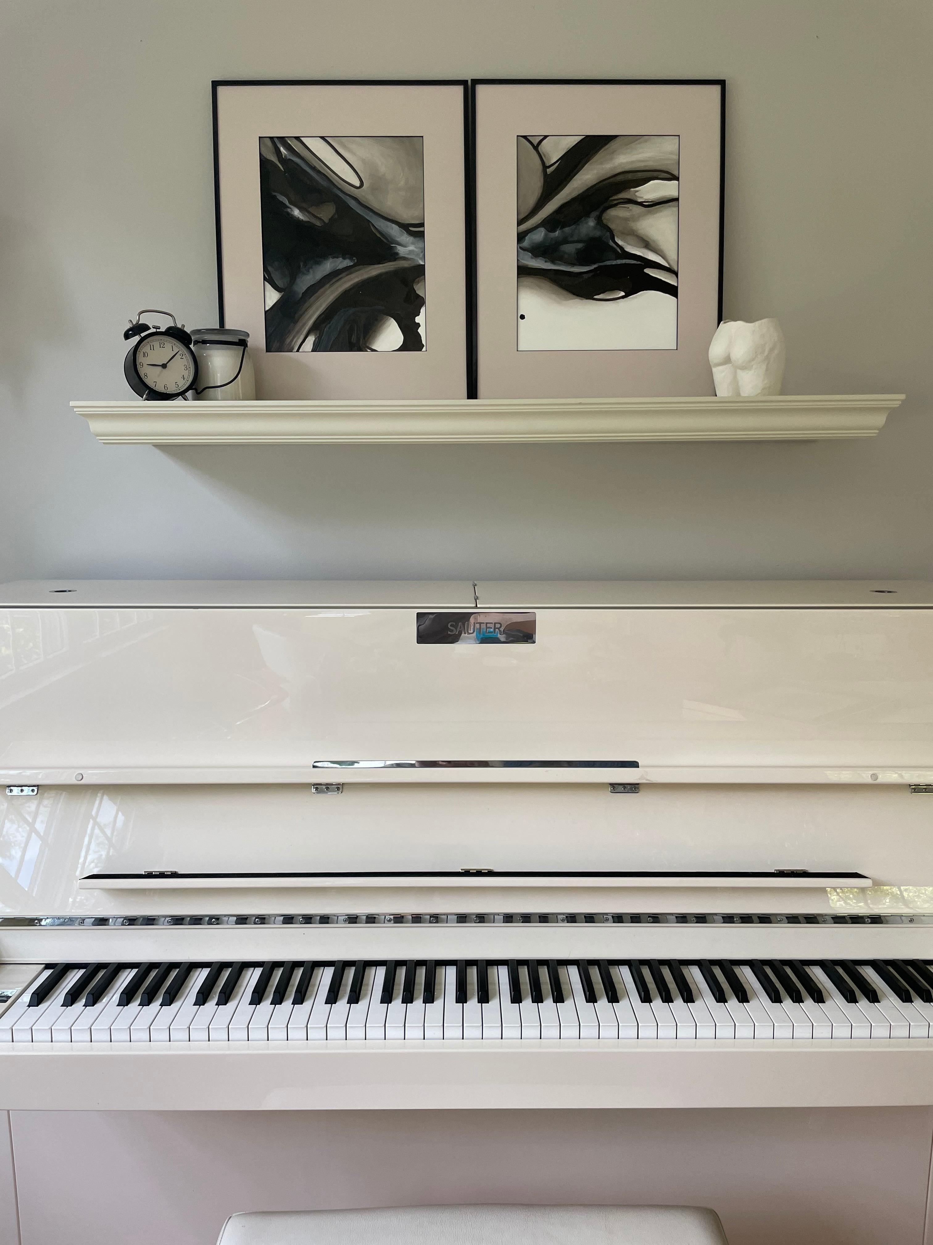 Energia dei sentimenti - dipinto astratto, realizzato in beige, bianco e nero - Art Minimalismo di Mila Akopova