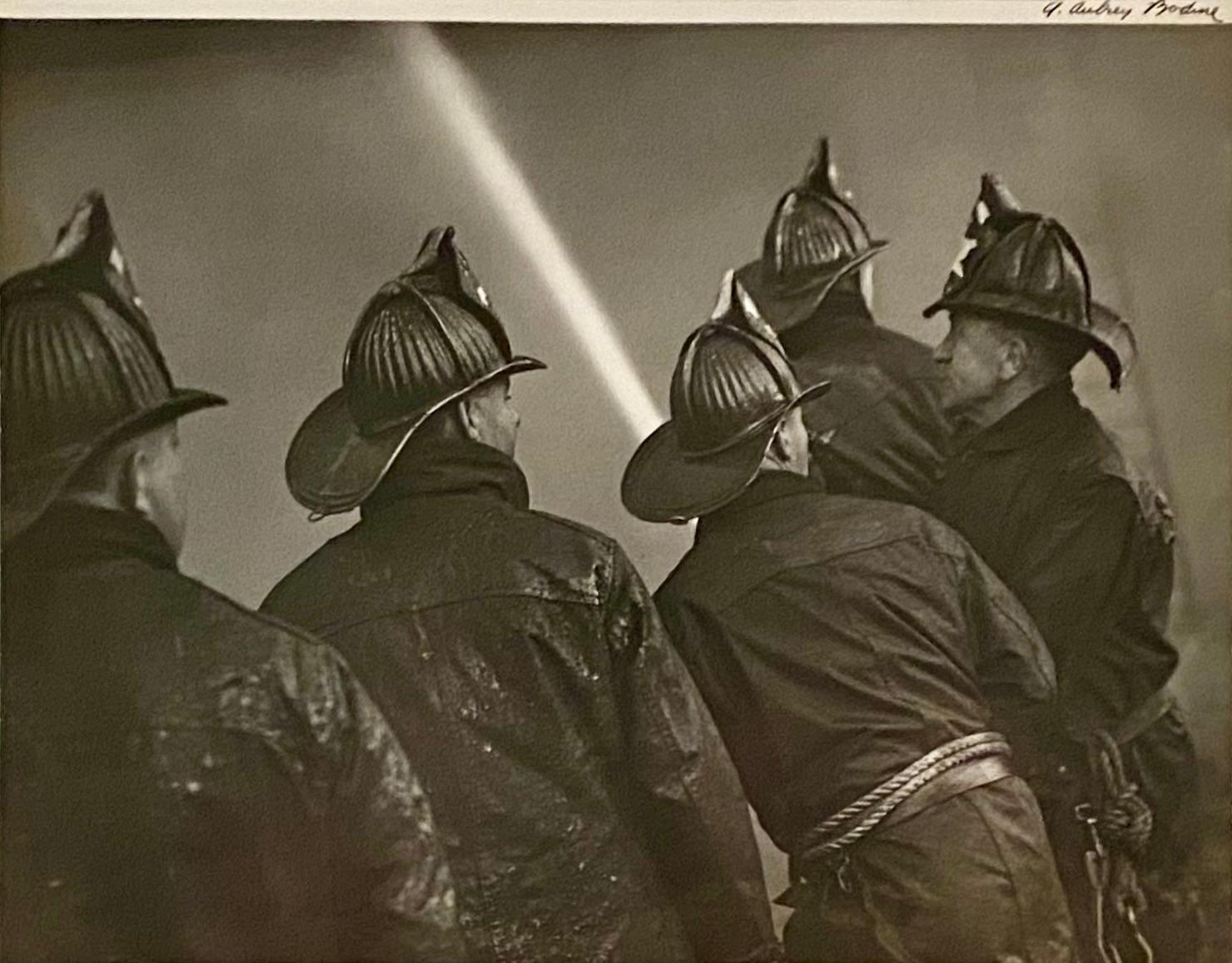 Beau pompier 1940s Mid Century WPA Era Modernism Baltimore Photographie en noir et blanc. A. Aubrey Bodine (américain, 1906-1970). Épreuve à la gélatine argentique, signée en haut à droite, cachet du photographe au verso, 11 x 14 in.

Dans les