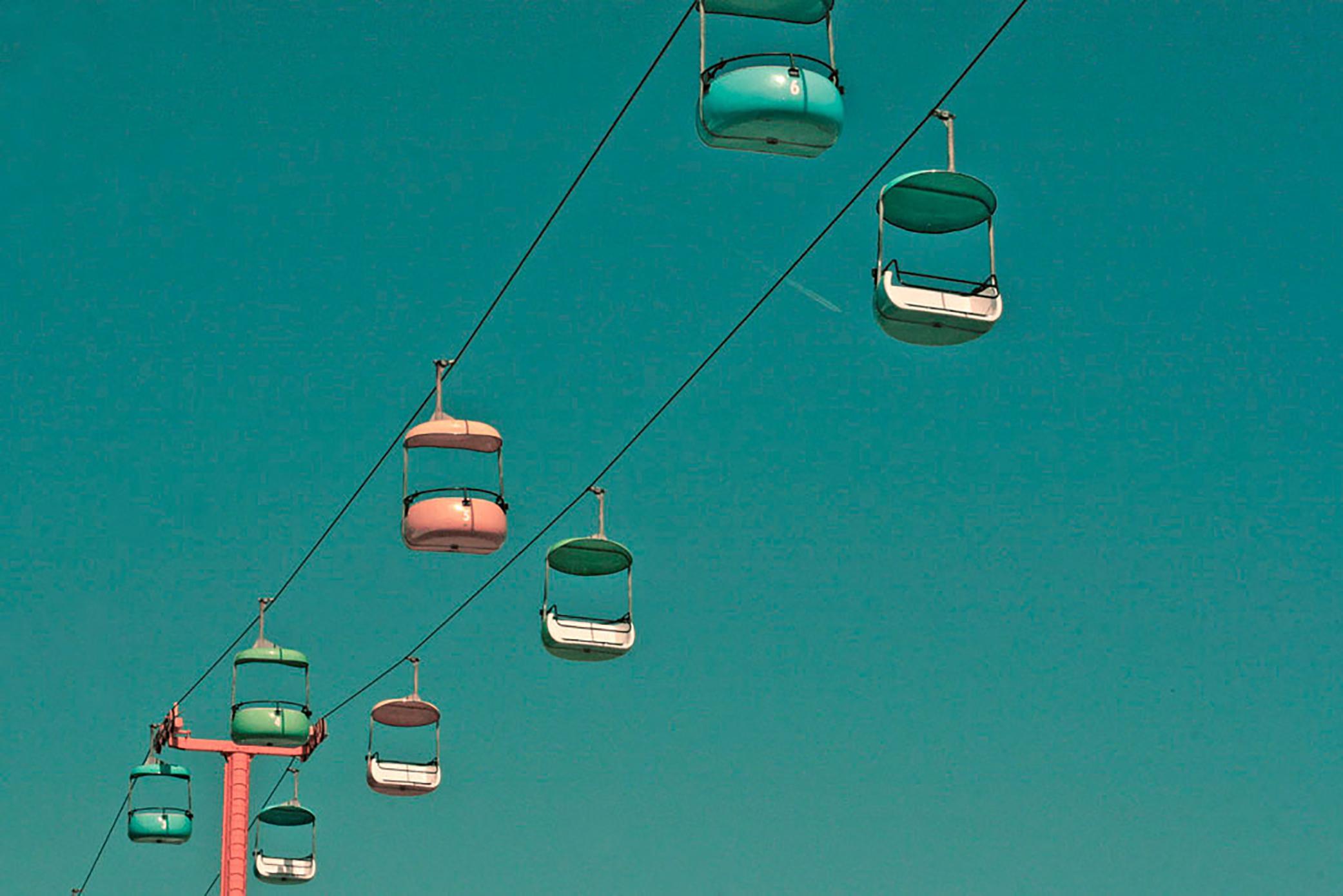 "Sky Cab #3"  Stampa metallica di tipo C - Photograph di Jen Zahigian