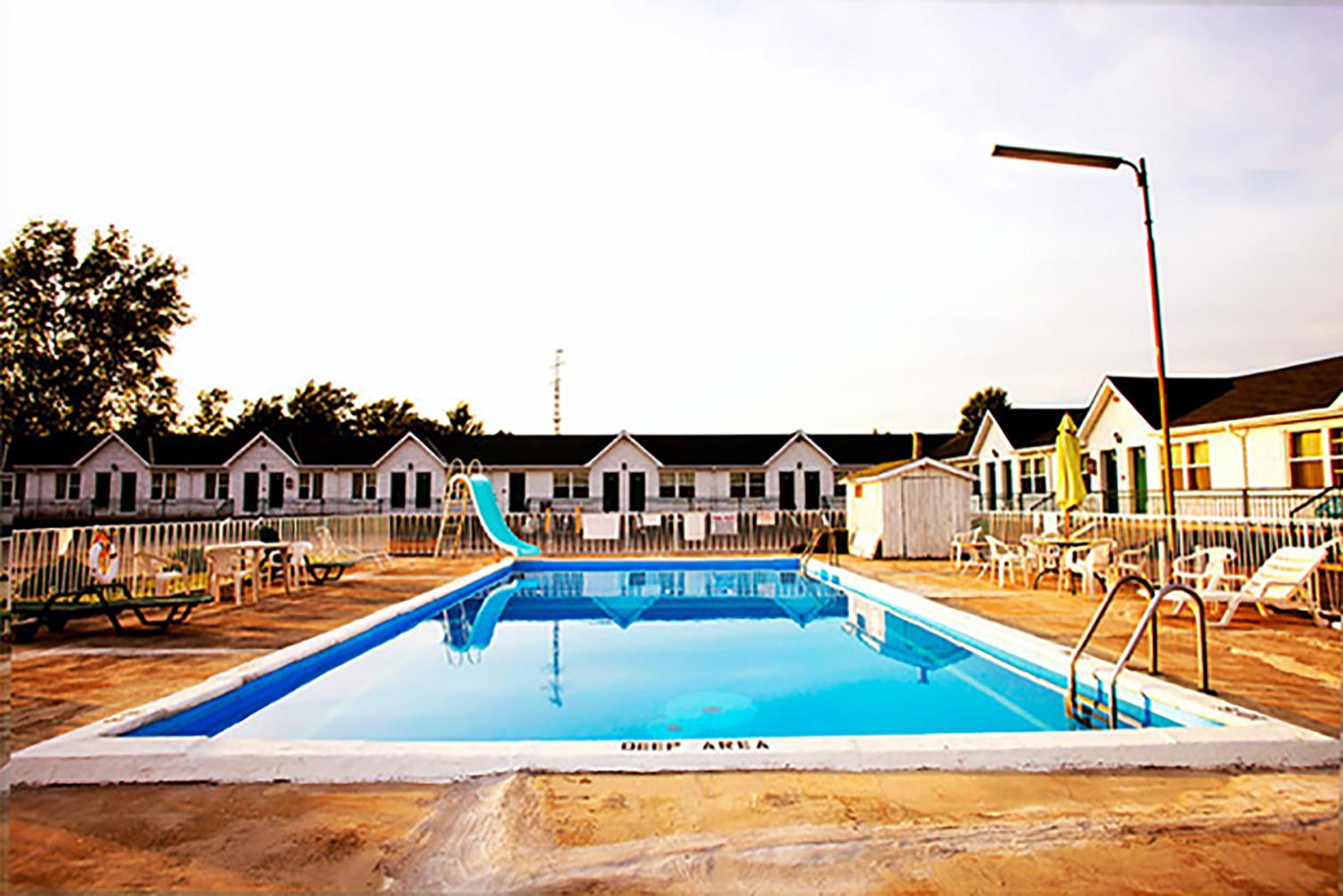 "Piscina Niagara"  Stampa metallica di tipo C - Photograph di Jen Zahigian
