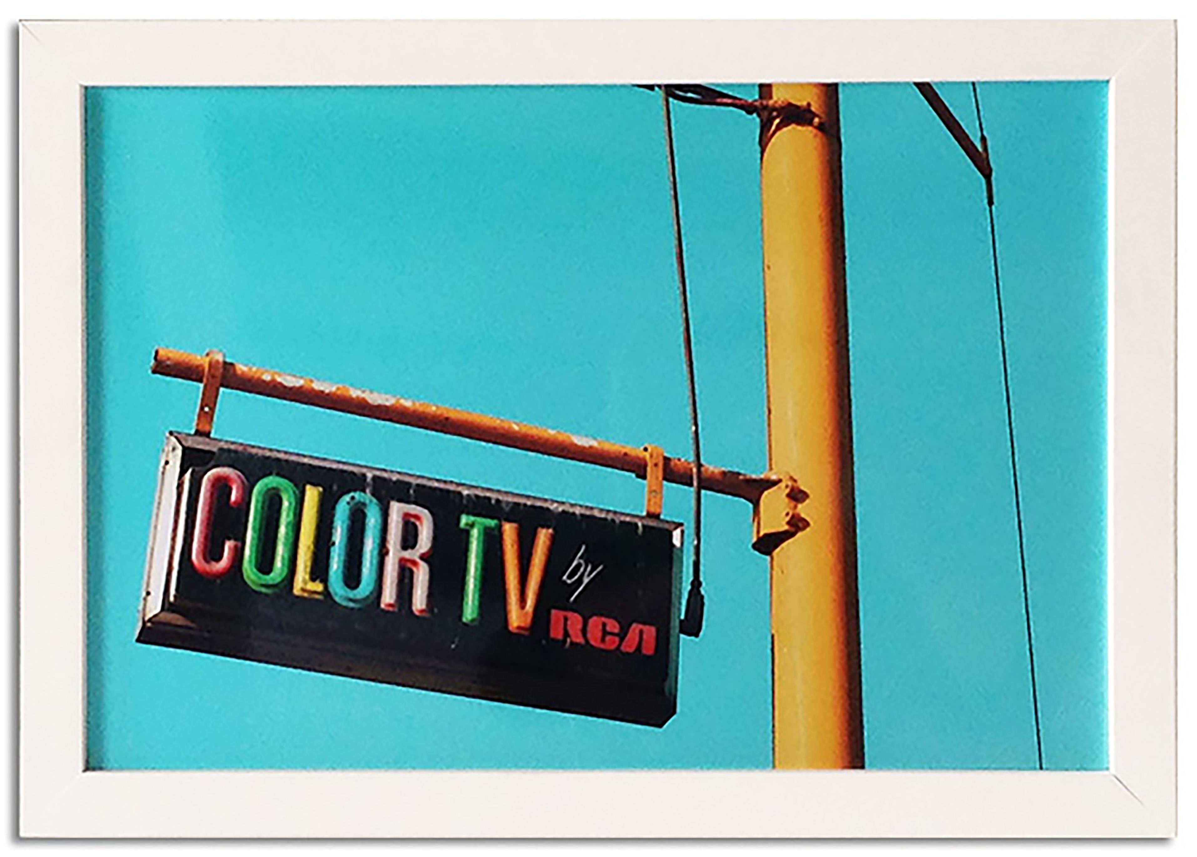 „Color TV““    Metallic-Druck, C-Print  – Photograph von Jen Zahigian