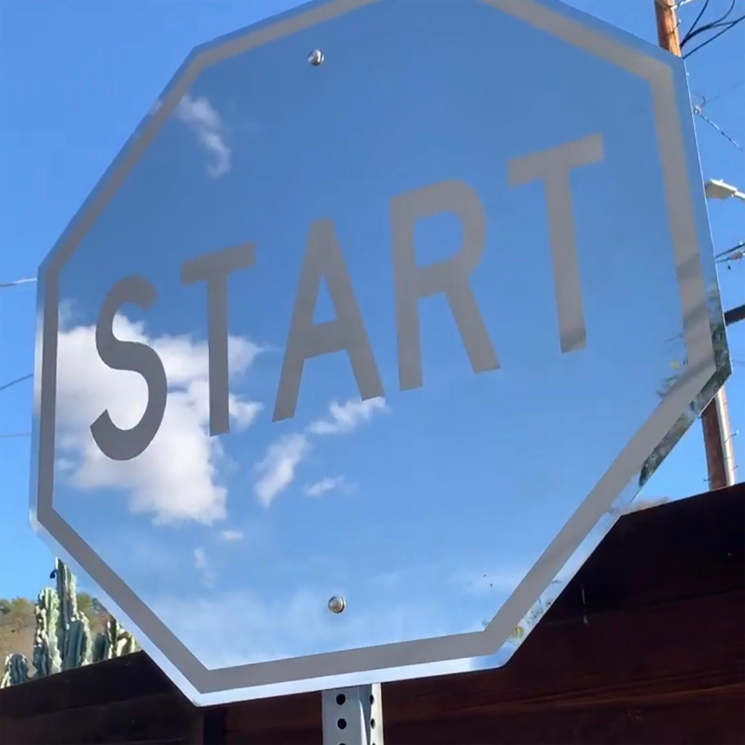 « Start », finition miroir, sculpture d'art urbain en acier inoxydable poli - Contemporain Sculpture par Scott Froschauer