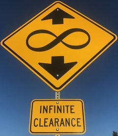 "Infinite Clearance" - Sculpture de panneau de rue contemporaine