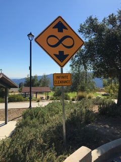 "Infinite Clearance" - Sculpture de panneau de rue contemporaine