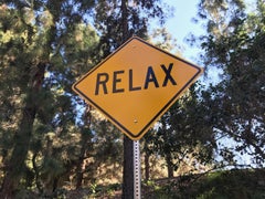 "Relax" - Sculpture de panneau de rue contemporaine