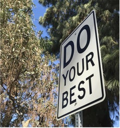 "Gib dein Bestes" - Zeitgenössische Straßenschild-Skulptur