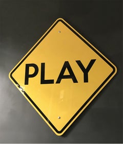 « Play » - Sculpture de panneau de rue contemporaine