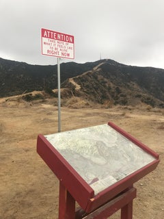 ""Attention Take Note" - Sculpture de panneau de rue contemporaine