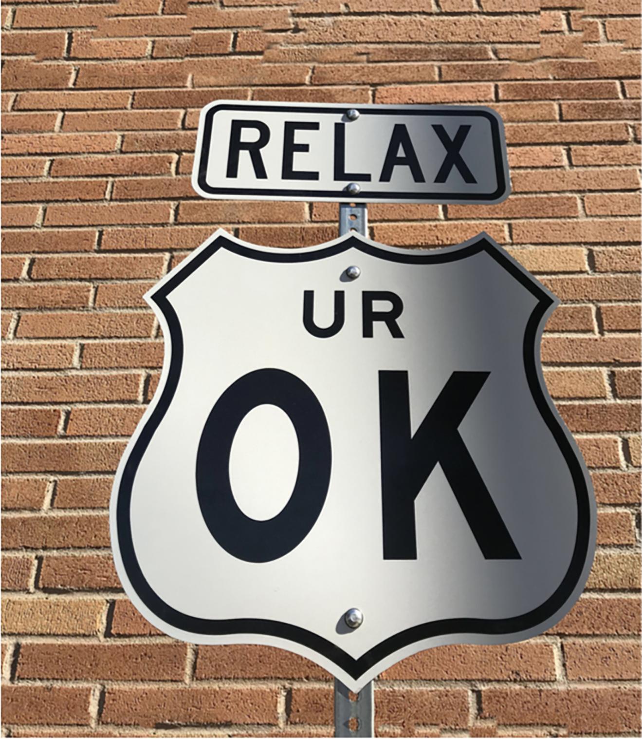 "Relax UR OK" -Escultura contemporánea de señalización callejera - Mixed Media Art de Scott Froschauer