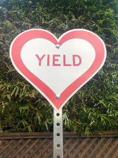 "Yield Heart" - Sculpture de panneau de rue contemporaine