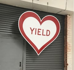 "Yield Heart" - Scultura di segnaletica stradale contemporanea