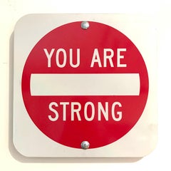 ""You Are Strong"" - Zeitgenössische Straßenschild-Skulptur