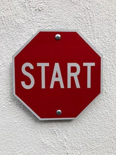 "Start" - Zeitgenössische Straßenschild-Skulptur