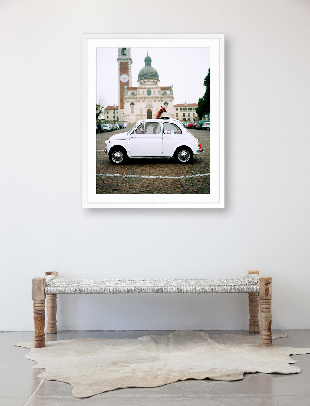 Fahrer auf dem Rücksitz – Photograph von Liz Von Hoene