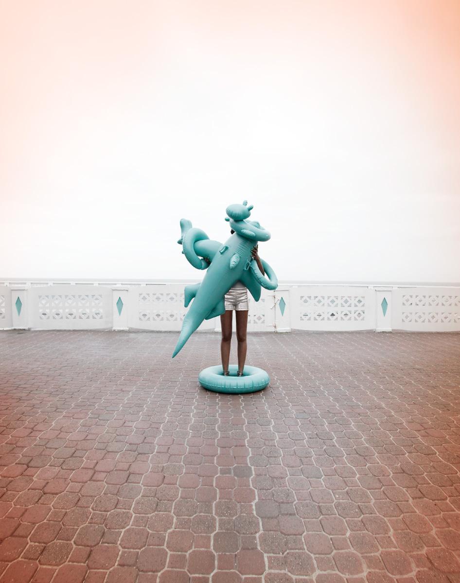 Figurative Photograph de Liz Von Hoene - Floaty