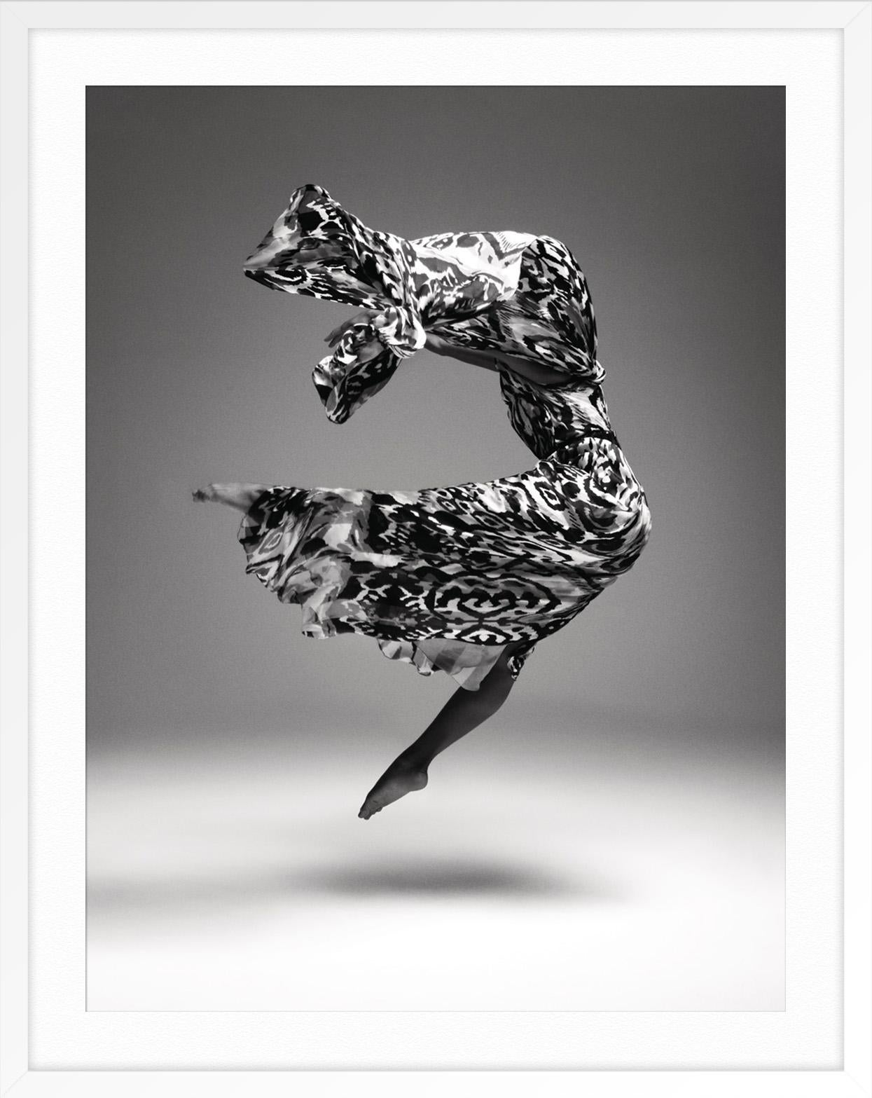 Bewegungswerk 3 (Grau), Figurative Photograph, von Liz Von Hoene