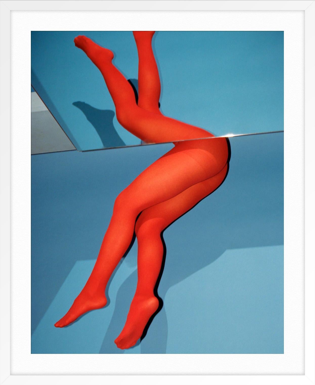 Sin título Mckenzie 34 - Figurative Photograph Azul de Eric T. White
