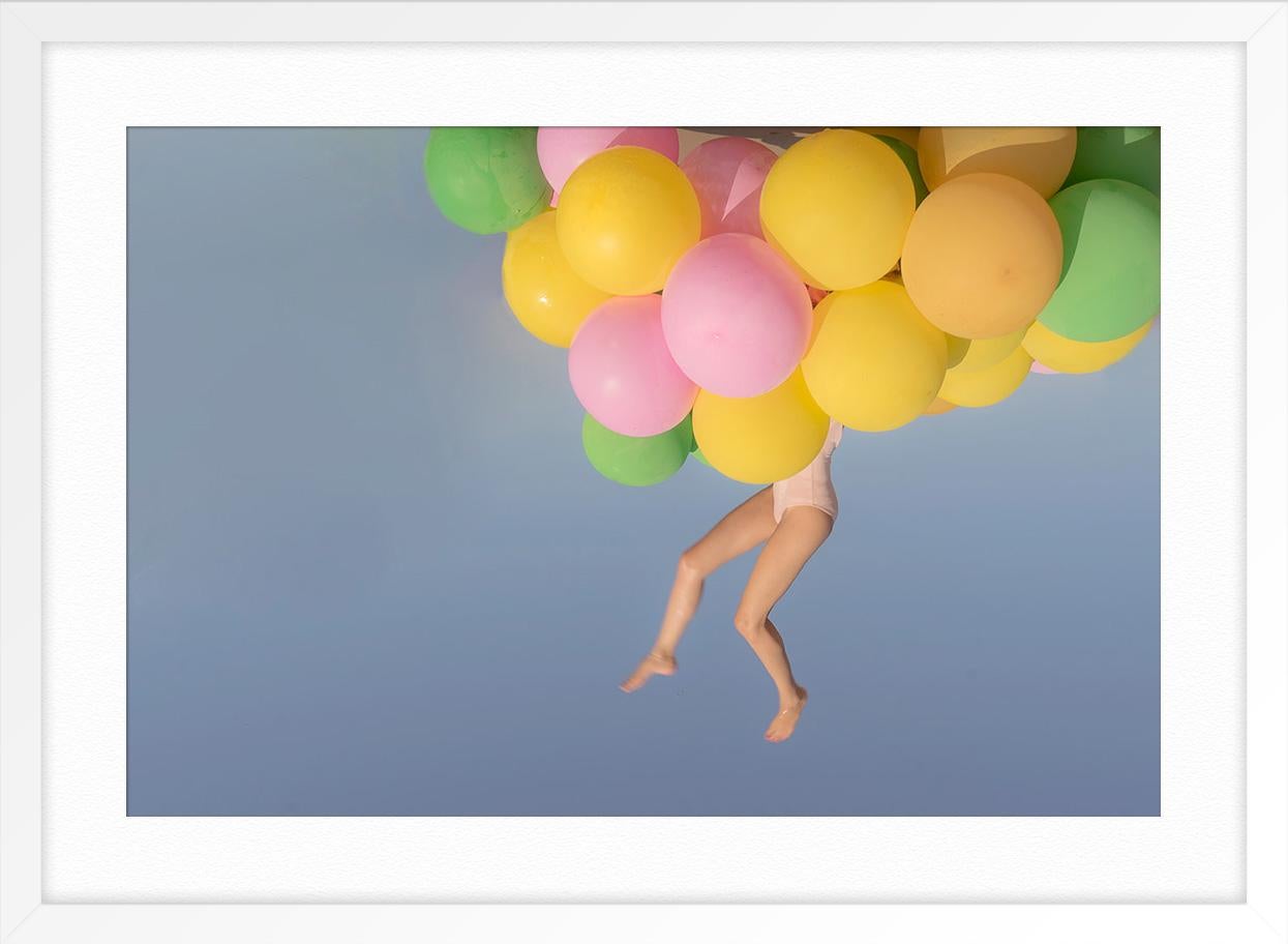 Ballonporträt 2 (Grau), Figurative Photograph, von Carla Sutera Sardo