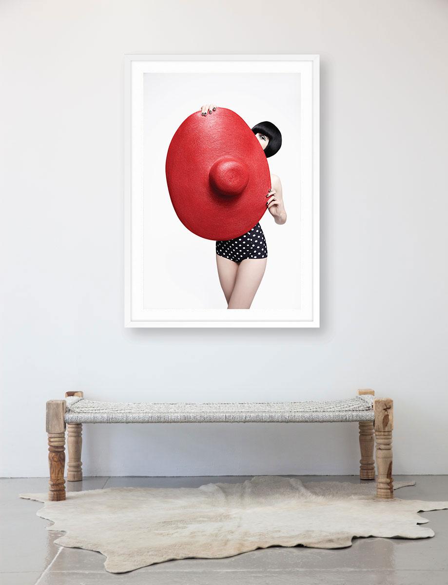 Chapeau rouge - Photograph de Liz Von Hoene