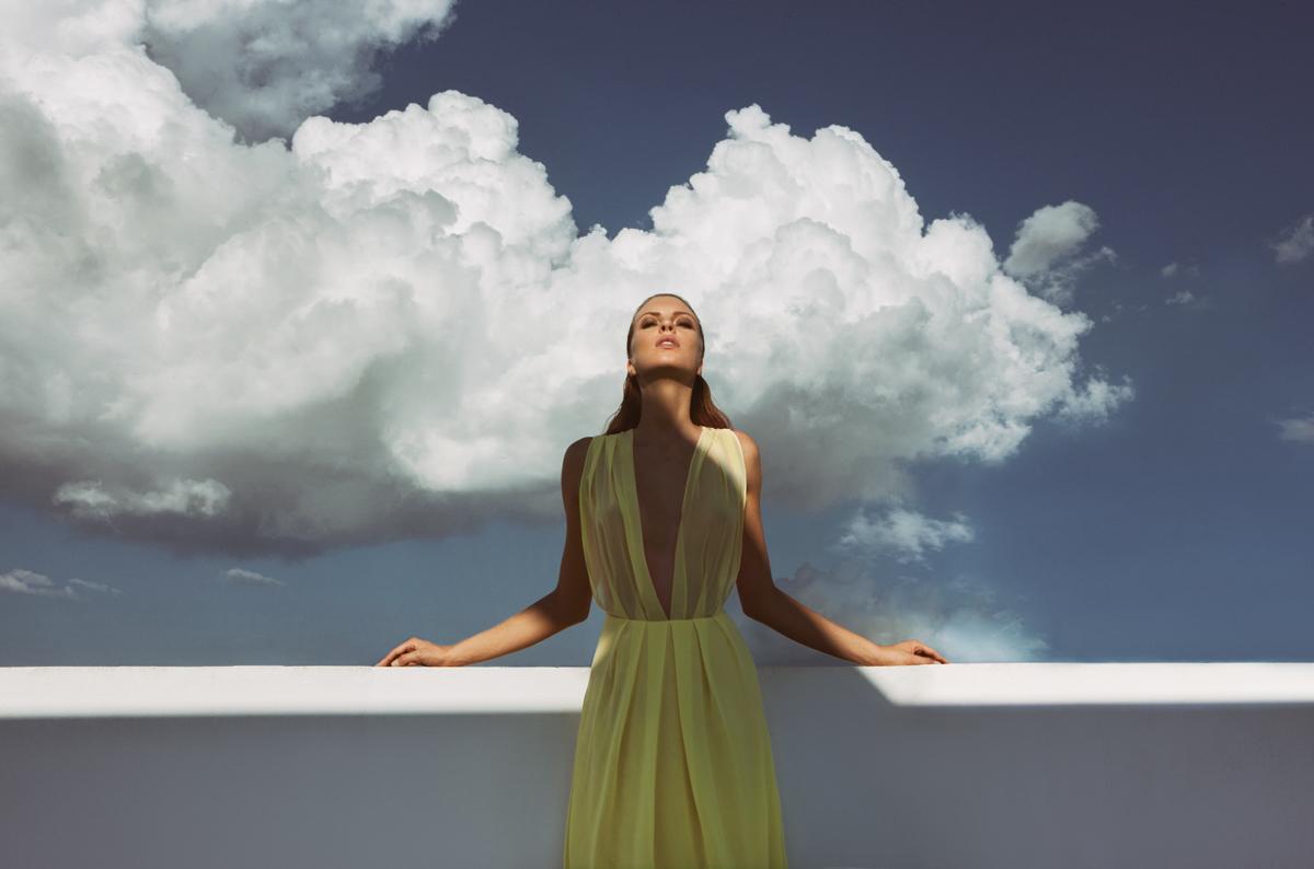 Figurative Photograph Nikol Bartzoka - Paysage de nuages serein