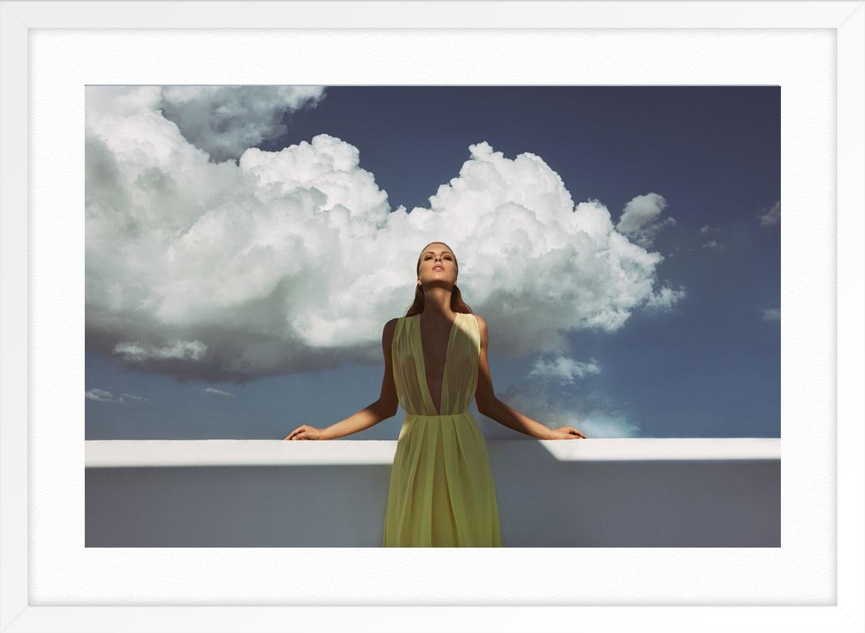 Paysage de nuages serein - Gris Figurative Photograph par Nikol Bartzoka