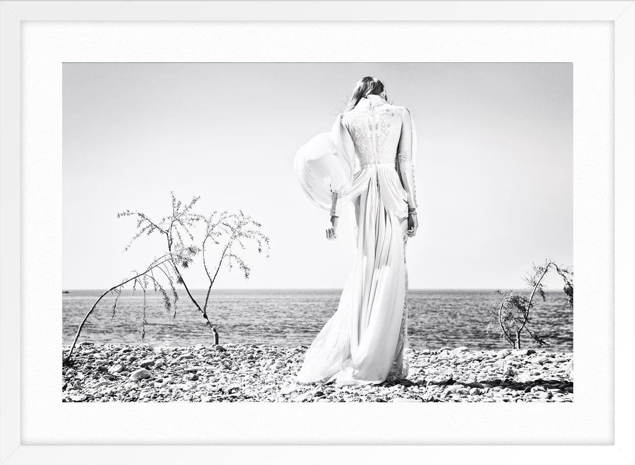 L'eau rocheuse - Gris Figurative Photograph par Nikol Bartzoka