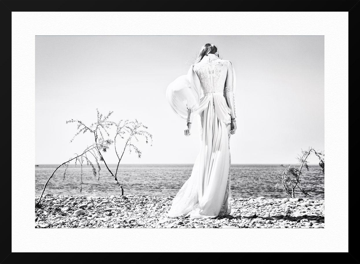 À PROPOS DE CET ARTISTE : Nikol Bartzoka est né à Kastoria, en Grèce. Elle a étudié les mathématiques à l'université de Crète et, pendant ses études, elle a expérimenté sa véritable passion, la photographie. Après son diplôme, elle a travaillé comme