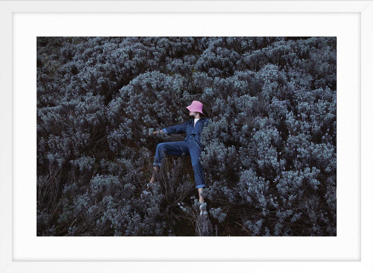 Naturaleza oculta - Figurative Photograph Negro de Nikol Bartzoka