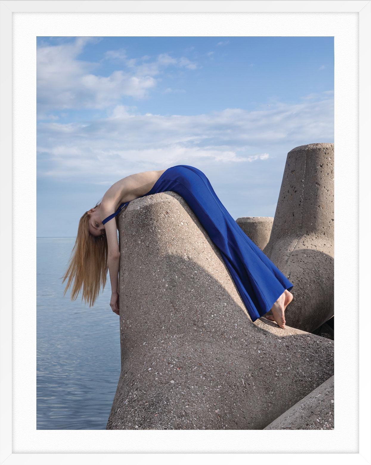 À PROPOS DE L'ARTISTE : Nikol Bartzoka est né à Kastoria, en Grèce. Elle a étudié les mathématiques à l'université de Crète et, pendant ses études, elle a expérimenté sa véritable passion, la photographie. Après avoir obtenu son diplôme, elle a