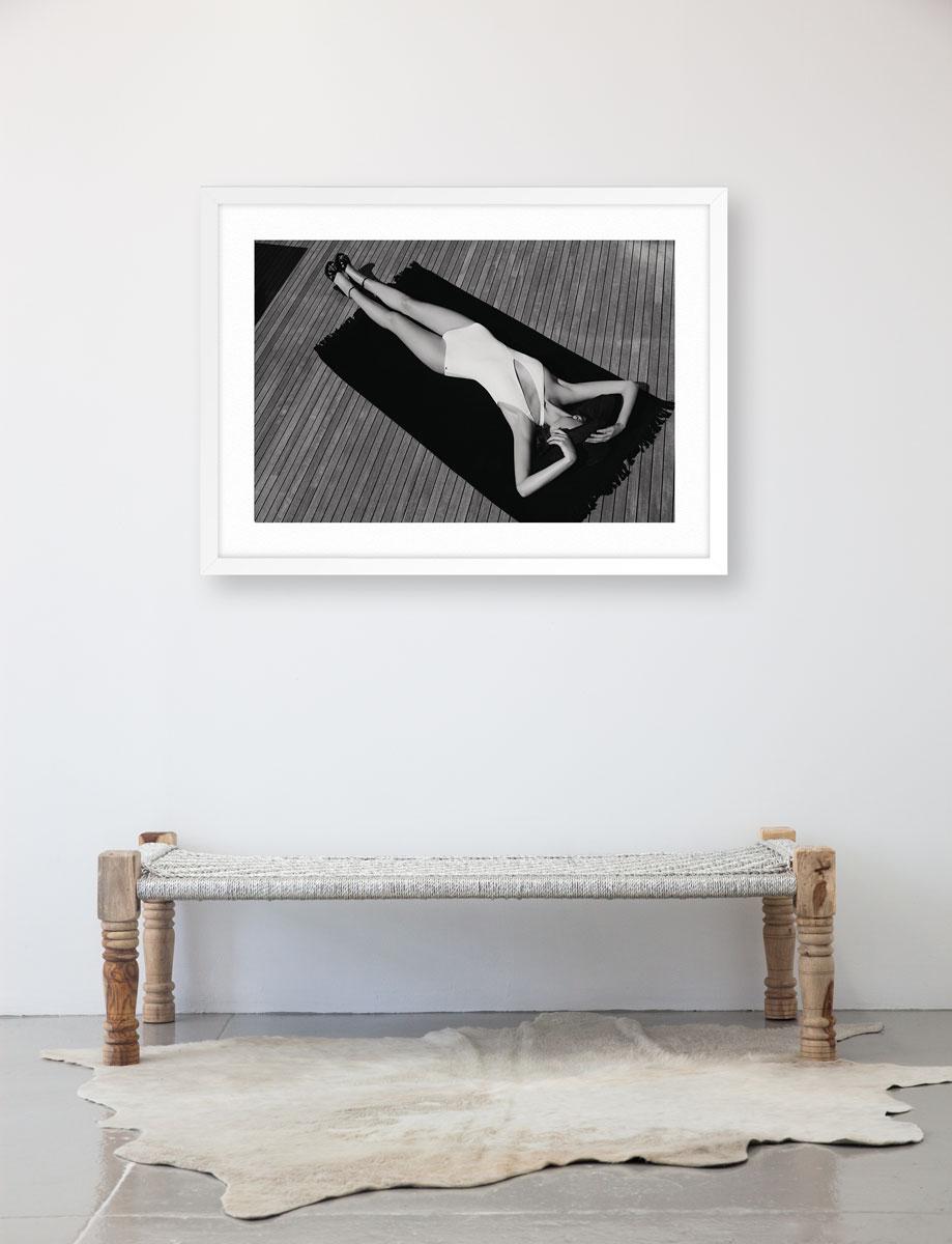 Sonnenbaden 2 (Schwarz), Black and White Photograph, von Thanassis Krikis