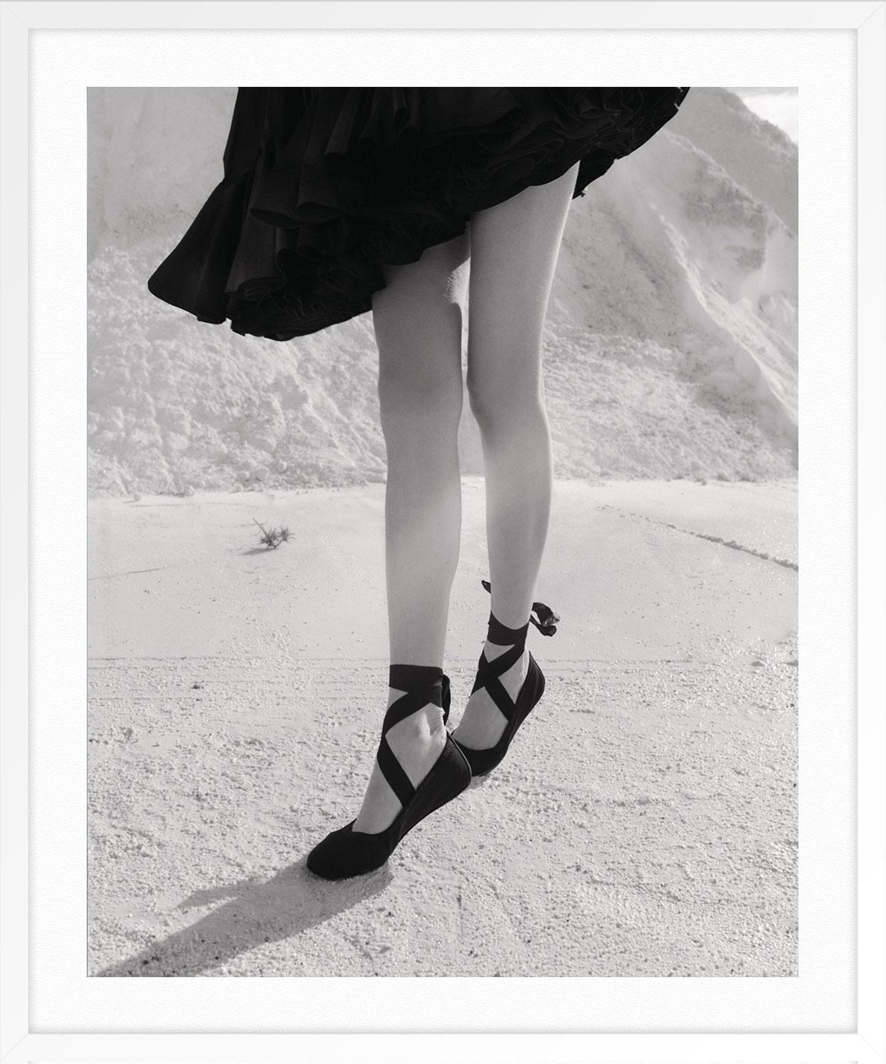 Die Ballerina 1 (Grau), Black and White Photograph, von Thanassis Krikis